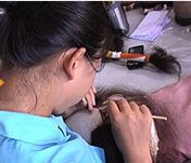 かつらの植毛作業 かつらの植毛作業