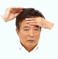 かつらの額は指4本の広さ かつらの額は指4本の広さ