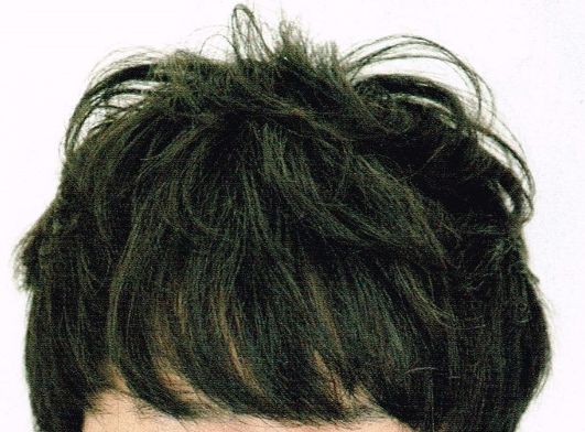 前髪下げてトップにボリューム・ワックスでセット!