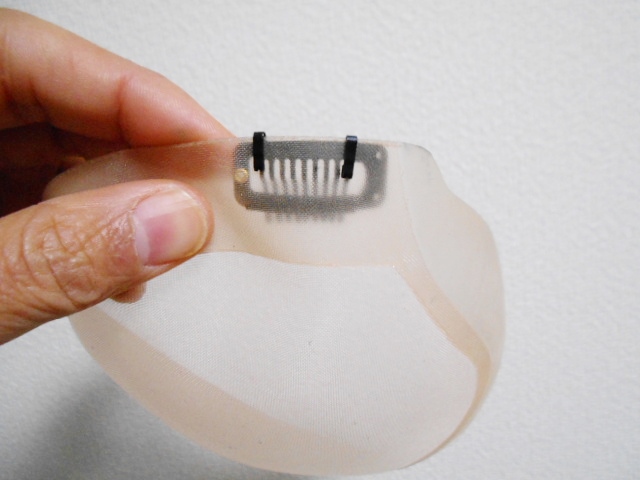 移動ピンをかつらのベースに装着 移動ピンをかつらのベースに装着