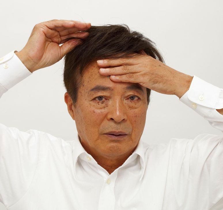 かつらの装着位置は左右対称で額の広さは指を横にして3~4本空ける かつらの装着位置は左右対称で額の広さは指を横にして3~4本空ける